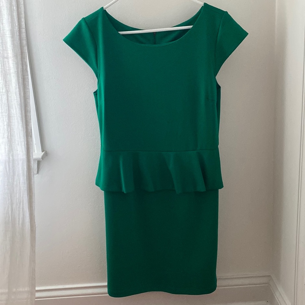 Alcre dress size M in beautiful green. Perfect for the upcoming holidays.